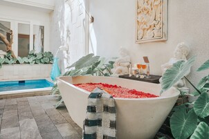 Deep-soaking bathtub