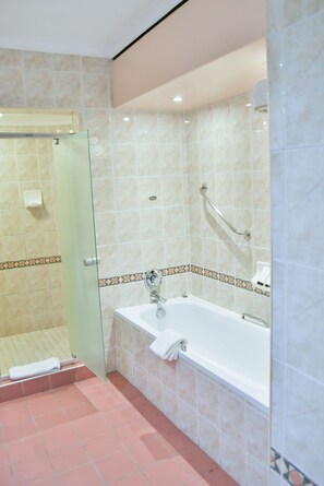 Standard Twin Room | Bathroom | Combined shower/tub, rainfall showerhead, free toiletries, hair dryer