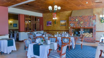 2 restaurants servant le petit déjeuner, le déjeuner et le dîner