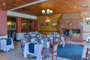2 restaurantes: opção de café da manhã, almoço e jantar