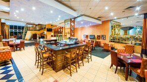 2 restaurantes; se sirve desayuno, almuerzo, cena y brunch