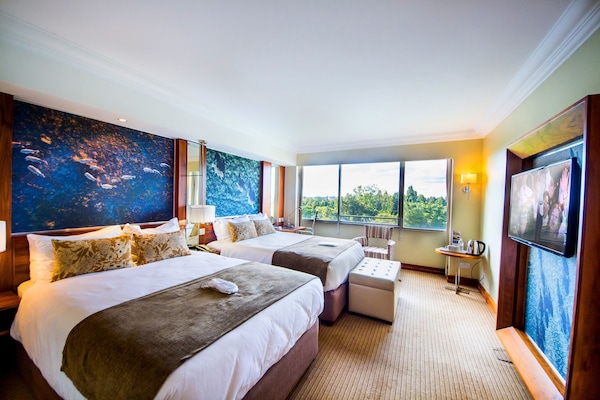 1 bedroom, down duvets, pillow-top beds, minibar