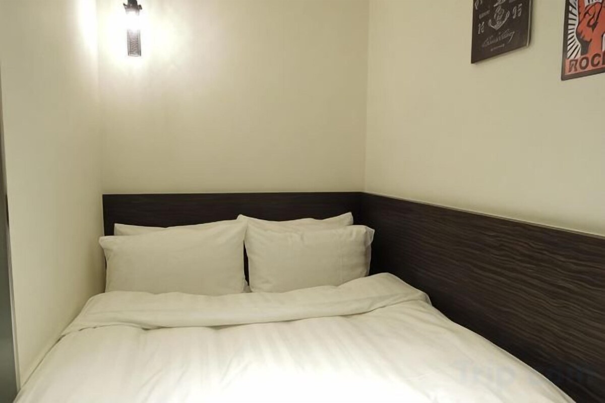 1 bedroom, premium bedding, down comforters, desk