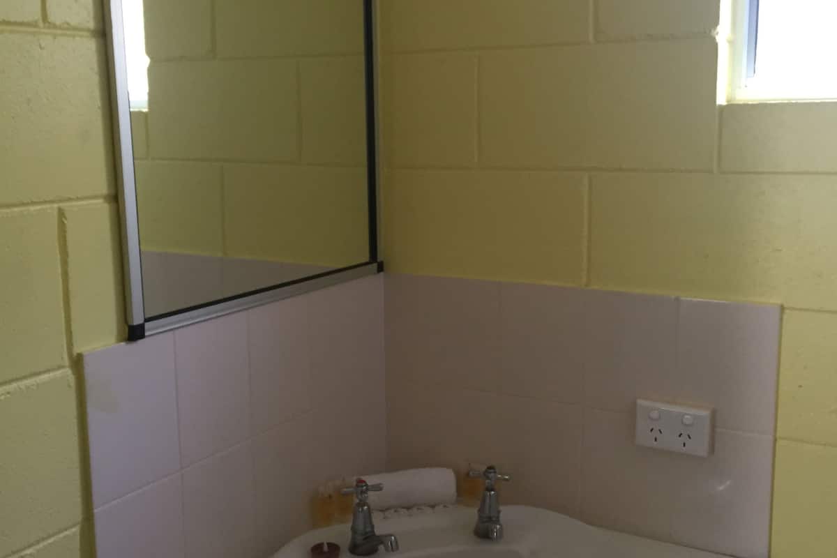 shower, free toiletries, towels