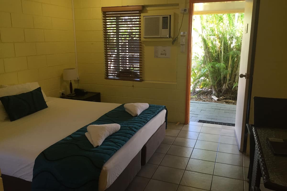 standard queen room  | premium bedding, iron/ironing board, bed sheets