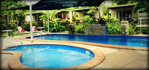 2 piscines extérieures, chaises longues