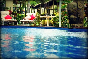 2 สระว่ายน้ำกลางแจ้ง, เก้าอี้อาบแดดริมสระ