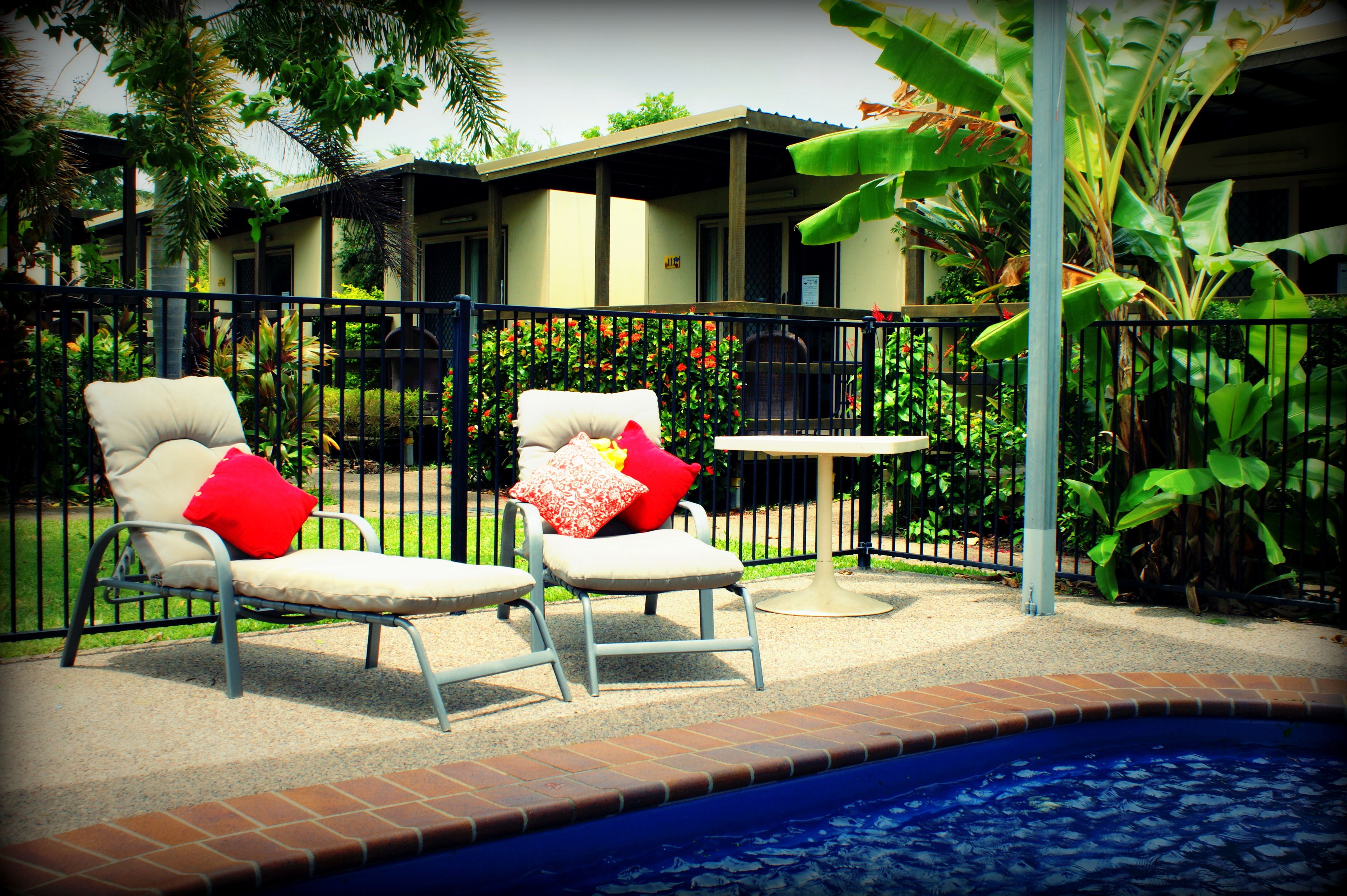 2 outdoor pools, pool loungers