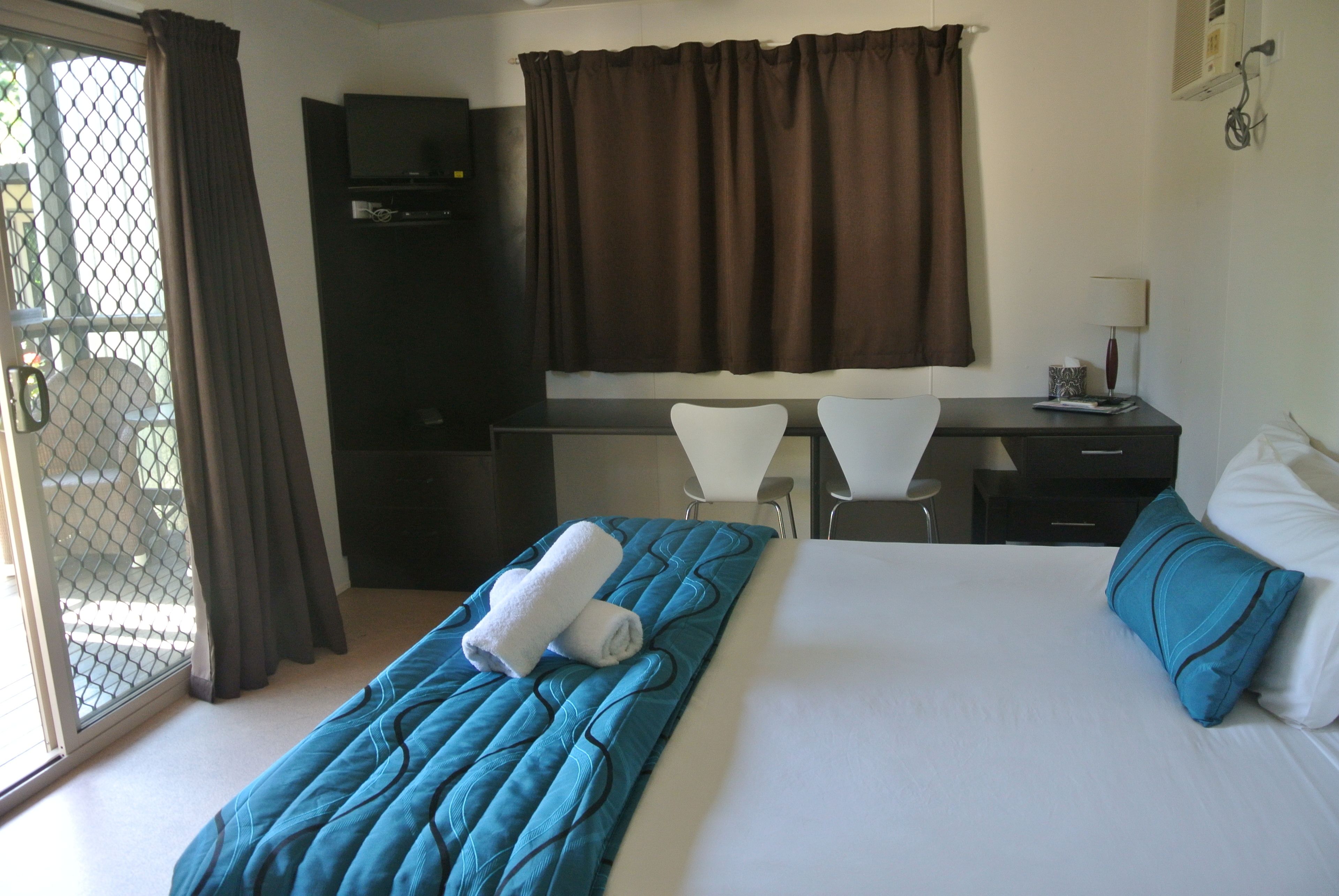 Estudio Royal, 1 cama King size | Ropa de cama de alta calidad y tabla de planchar con plancha 