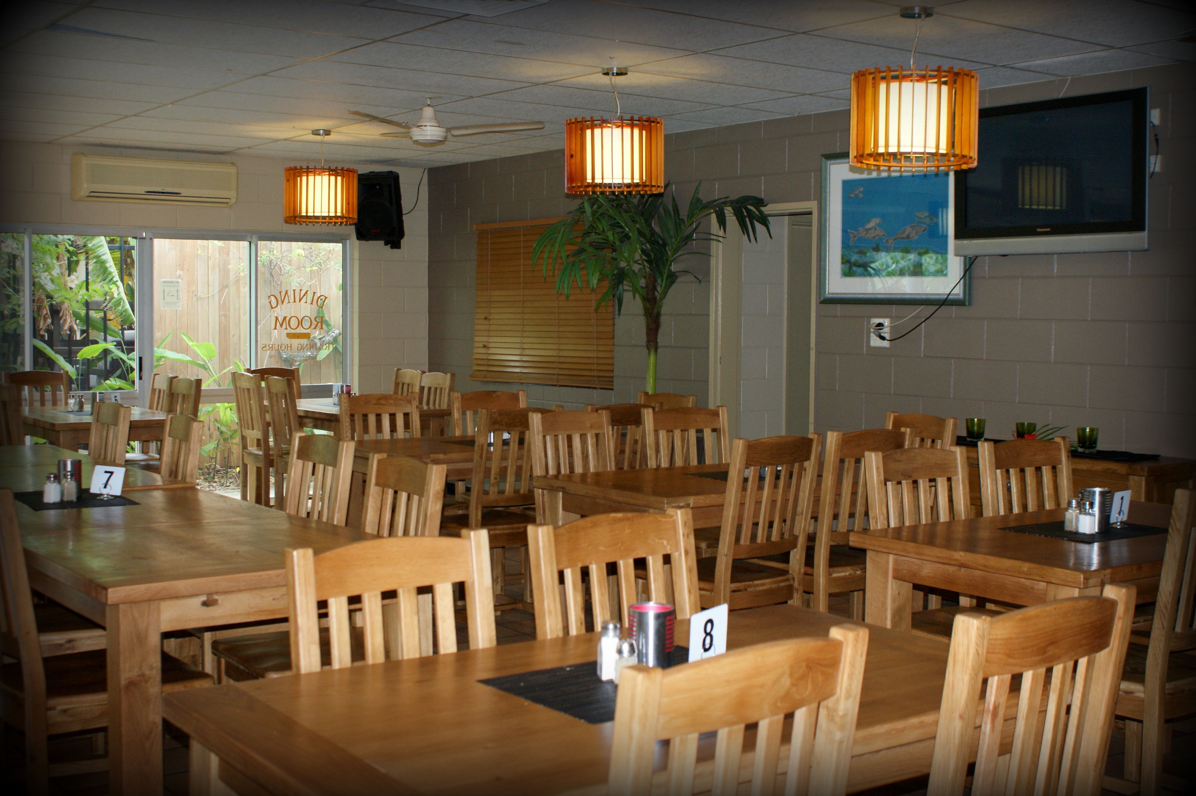 供應午餐及晚餐