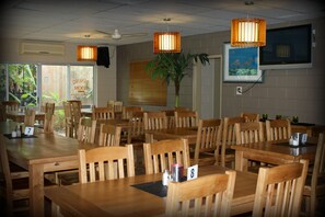 Déjeuner et dîner servis sur place