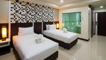 Minibar, safe på rommet, skrivebord og lydisolert