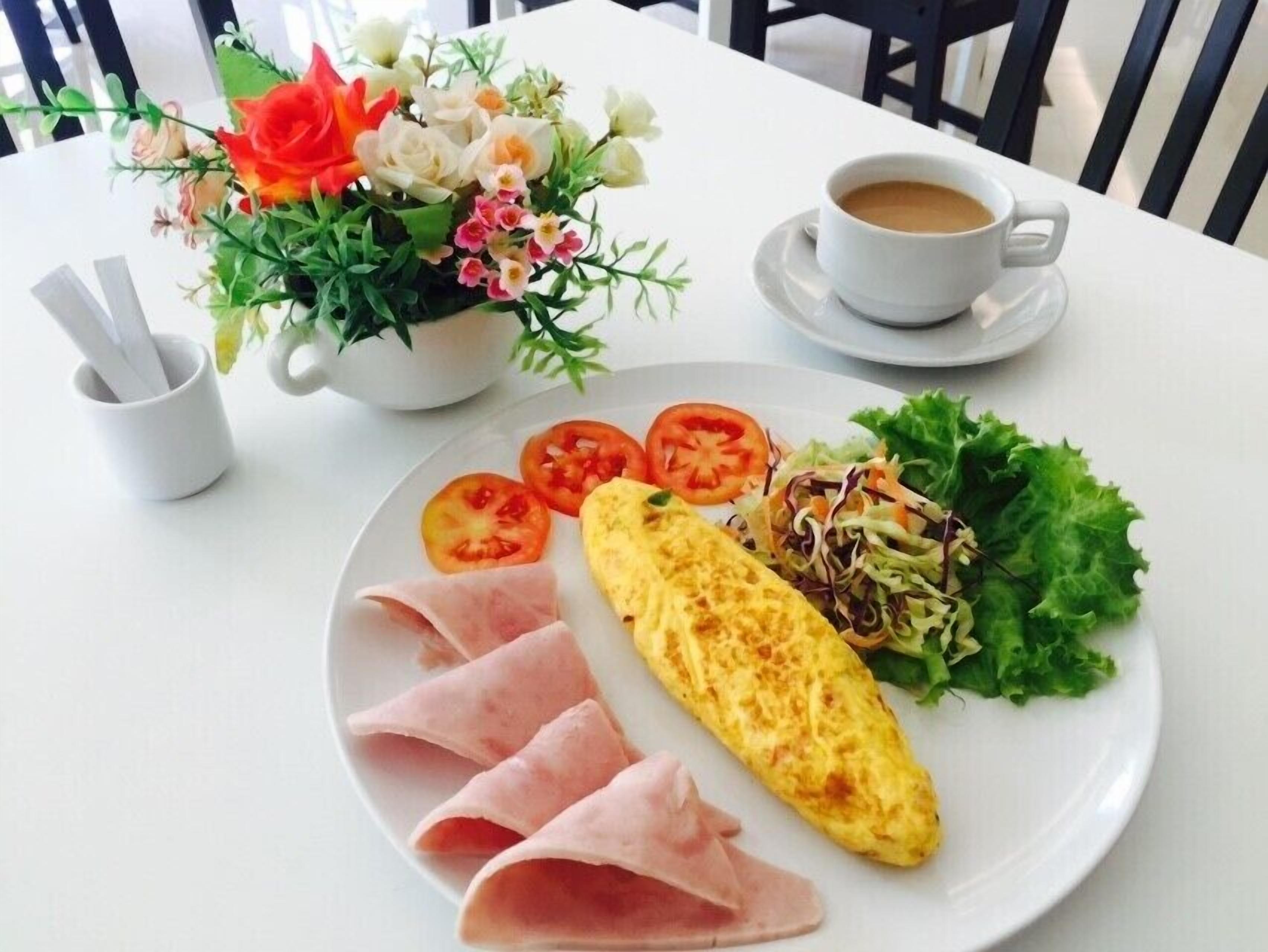 Se ofrece un desayuno bufé (180 THB por persona)