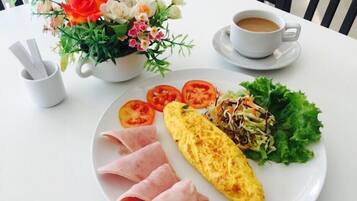 Frokostbuffé hver dag (THB 180 per person)