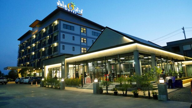 Un hotel dal design moderno, con un cartello ben visibile con logo e testo.