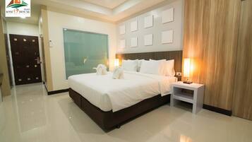 Rom – deluxe | Minibar, safe på rommet, skrivebord og lydisolert