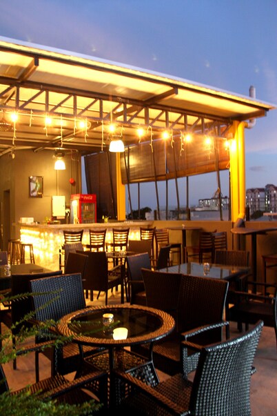 B Street Hotel