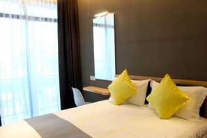 Luxury Double Standard Room | In-room safe, desk, iron/ironing board, free WiFi - B Street Hotel (George Town)