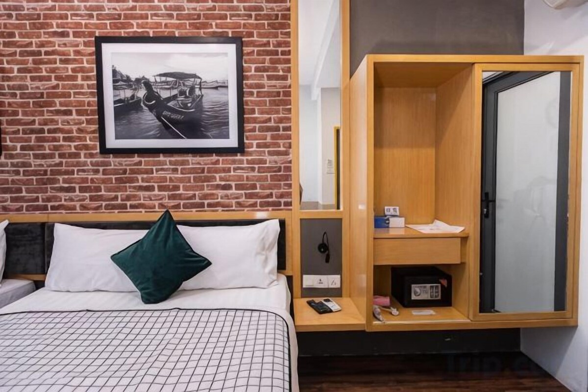 In-room safe, desk, iron/ironing board (on request), WiFi (free)