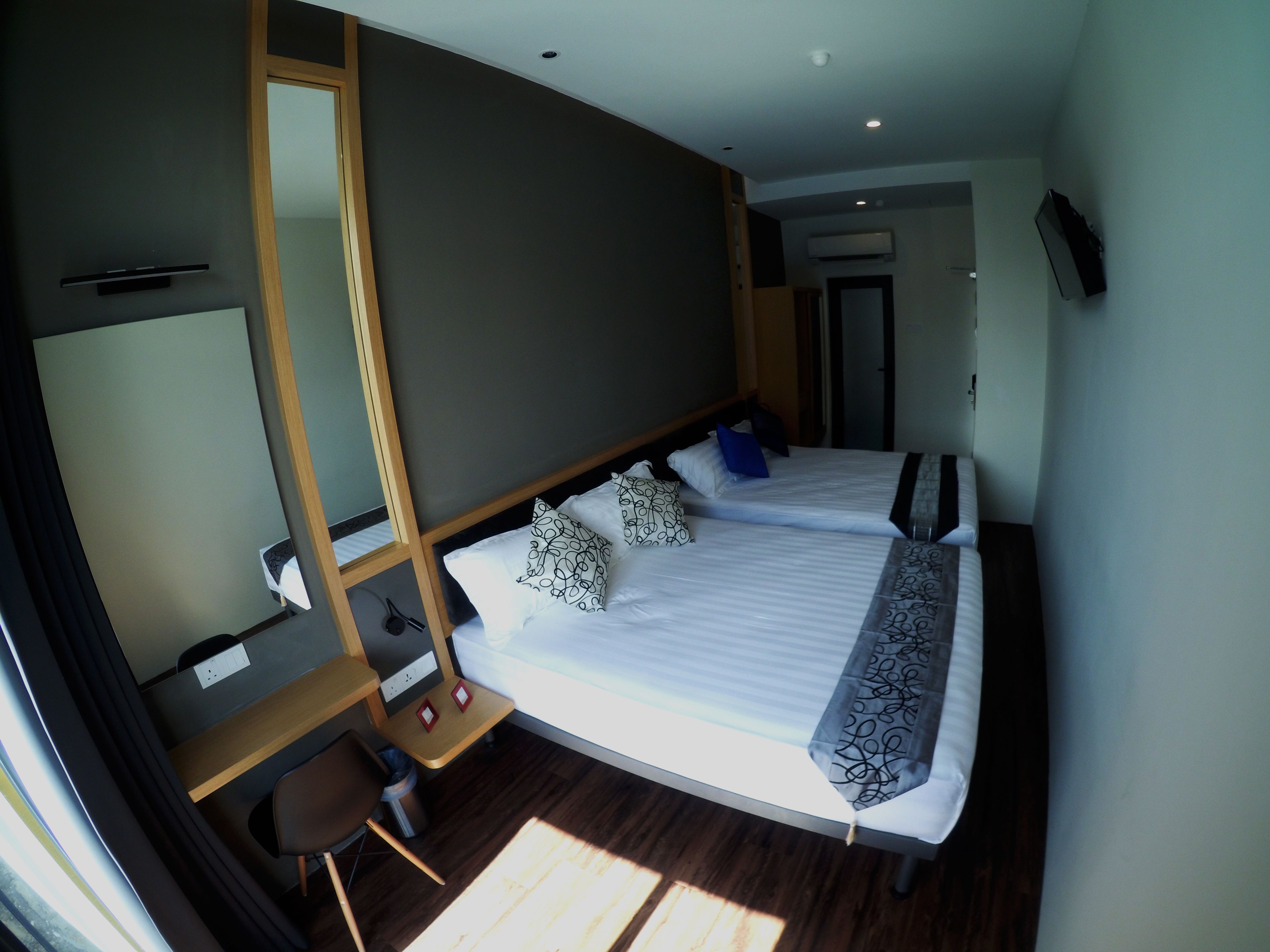 deluxe | in-room safe, desk, iron/ironing board, free wifi