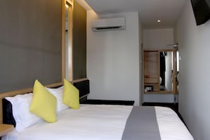 Habitación (Luxury Double Standard Room) | Caja fuerte, escritorio, tabla de planchar con plancha y wifi gratis