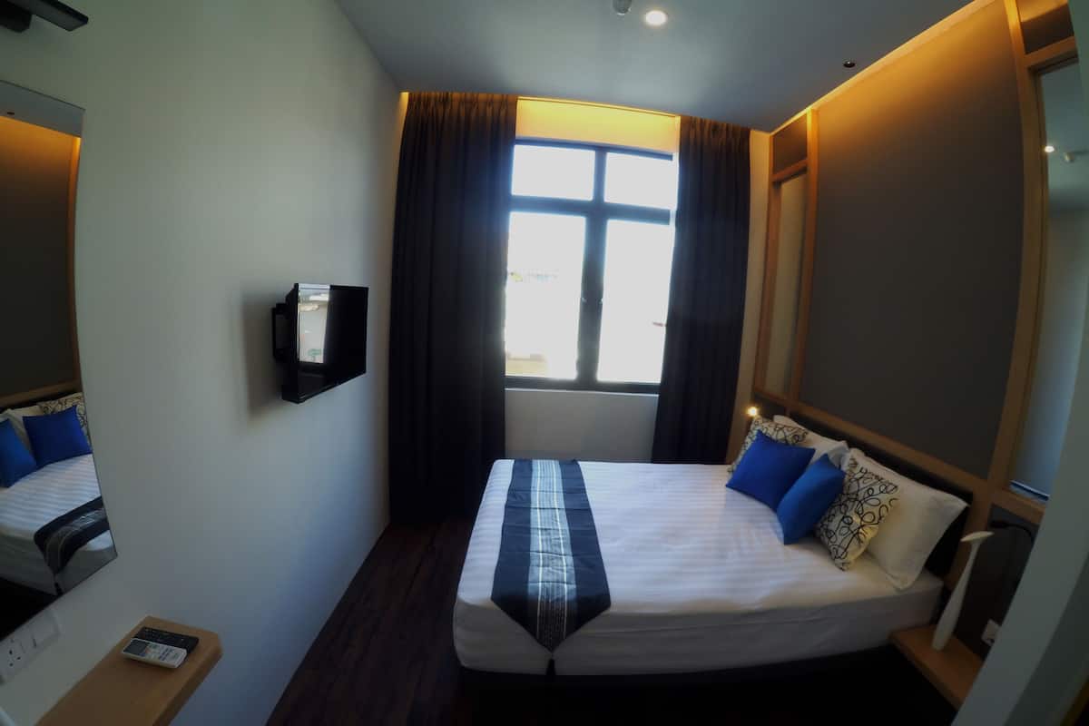 Superior kamer | Een kluis op de kamer, een bureau, een strijkplank/strijkijzer