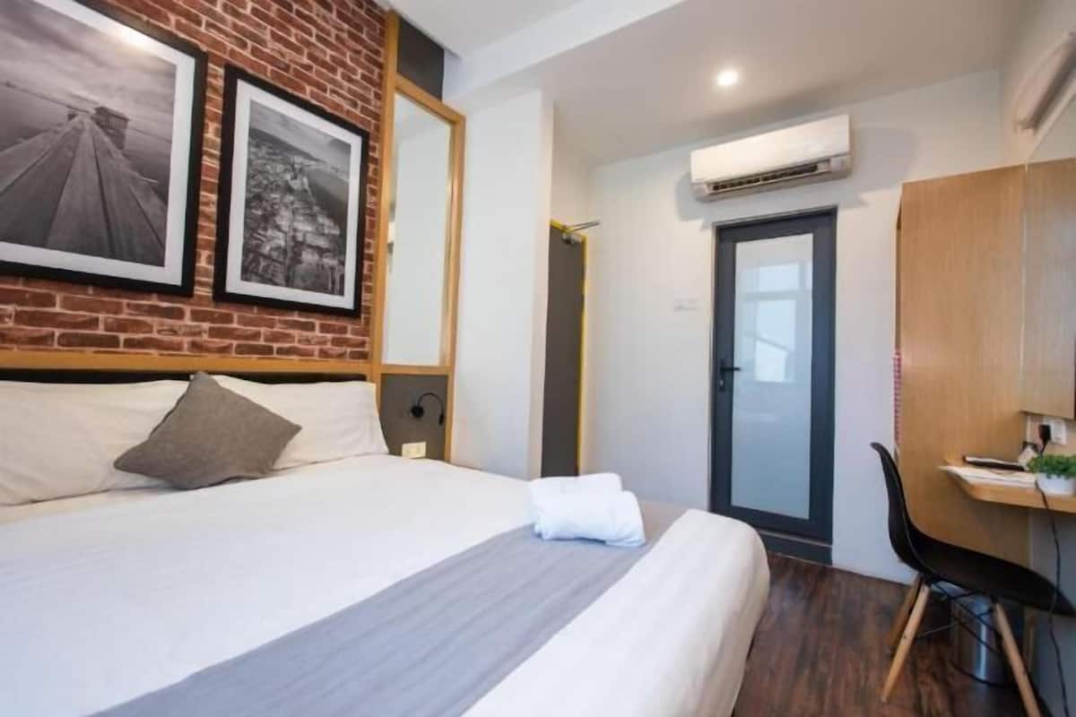 In-room safe, desk, iron/ironing board, free WiFi