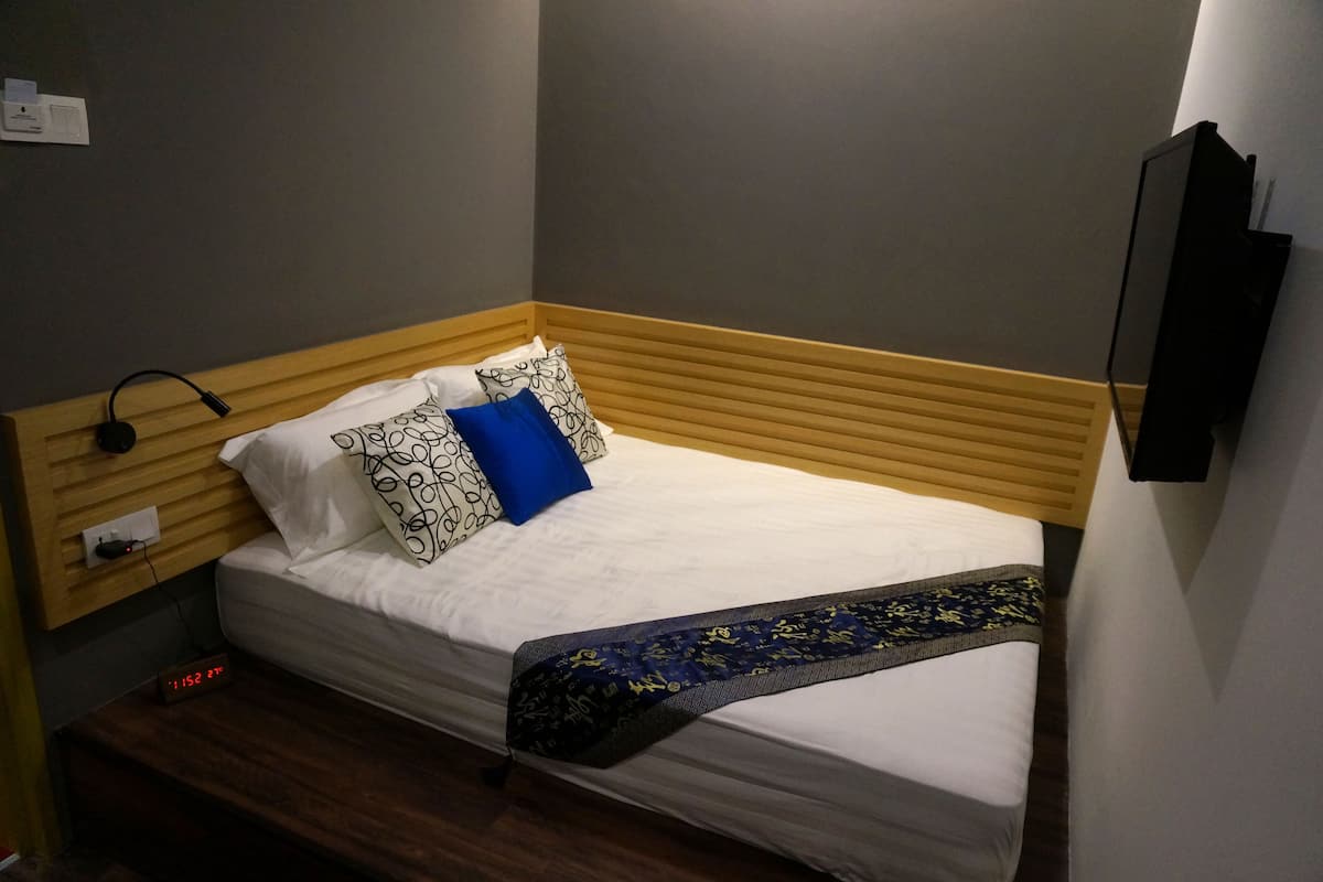 Kamer (Tatami) | Een kluis op de kamer, een bureau, een strijkplank/strijkijzer