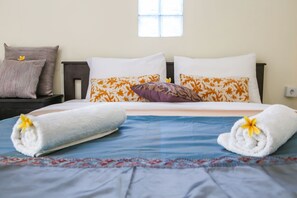 ตู้นิรภัยในห้องพัก, โต๊ะทำงาน, เปล/เตียงเด็กอ่อน, เตียงเสริม/เปล