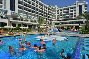 Una piscina techada, 2 piscinas al aire libre