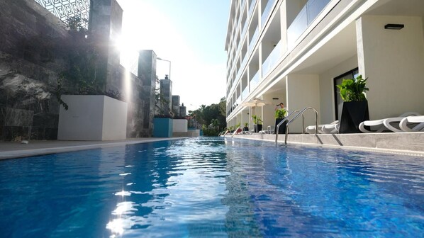 Piscina interna, 2 piscinas externas, espreguiçadeiras