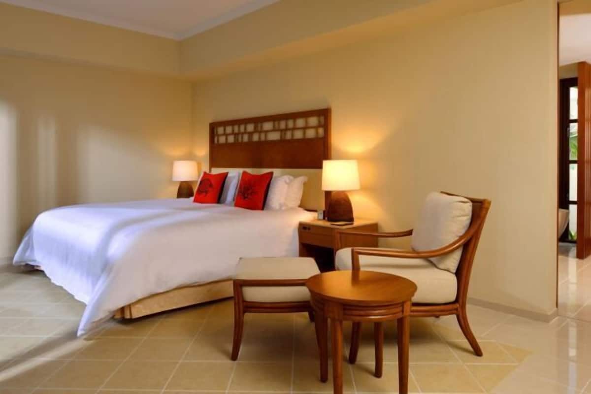 Minibar, in-room safe, desk, iron/ironing board