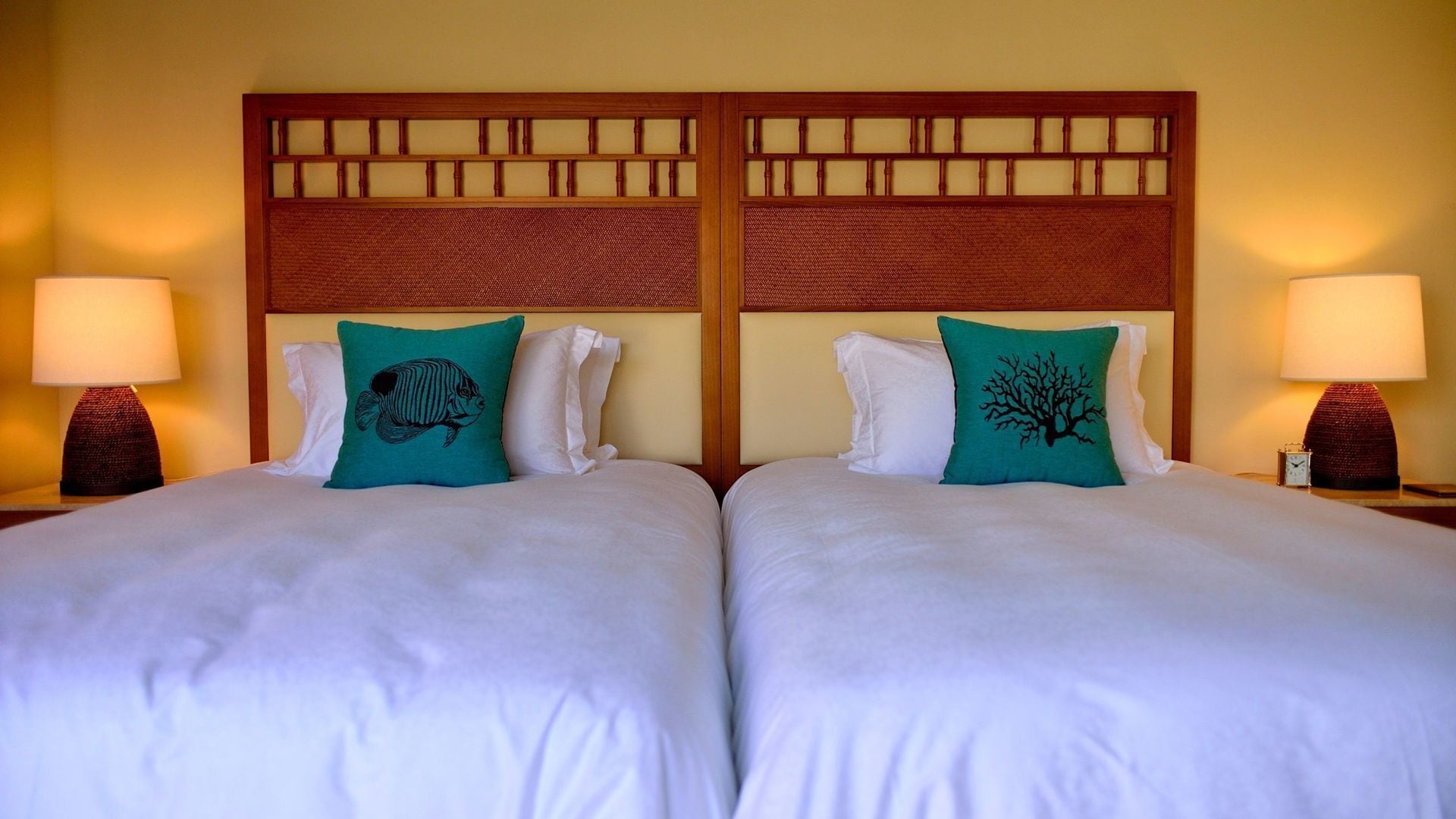 Minibar, värdeförvaringsskåp på rummet och skrivbord