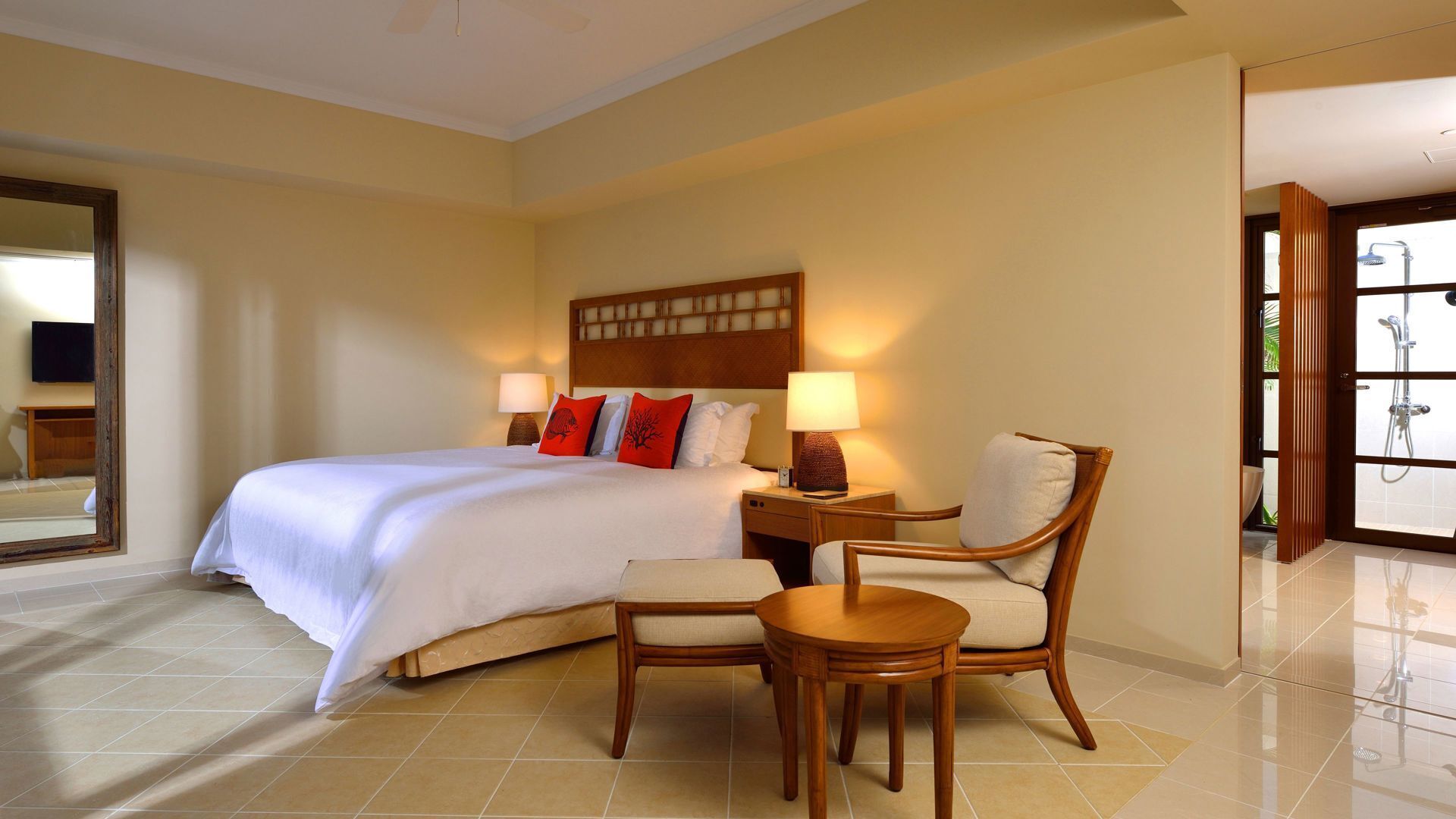 Minibar, värdeförvaringsskåp på rummet och skrivbord