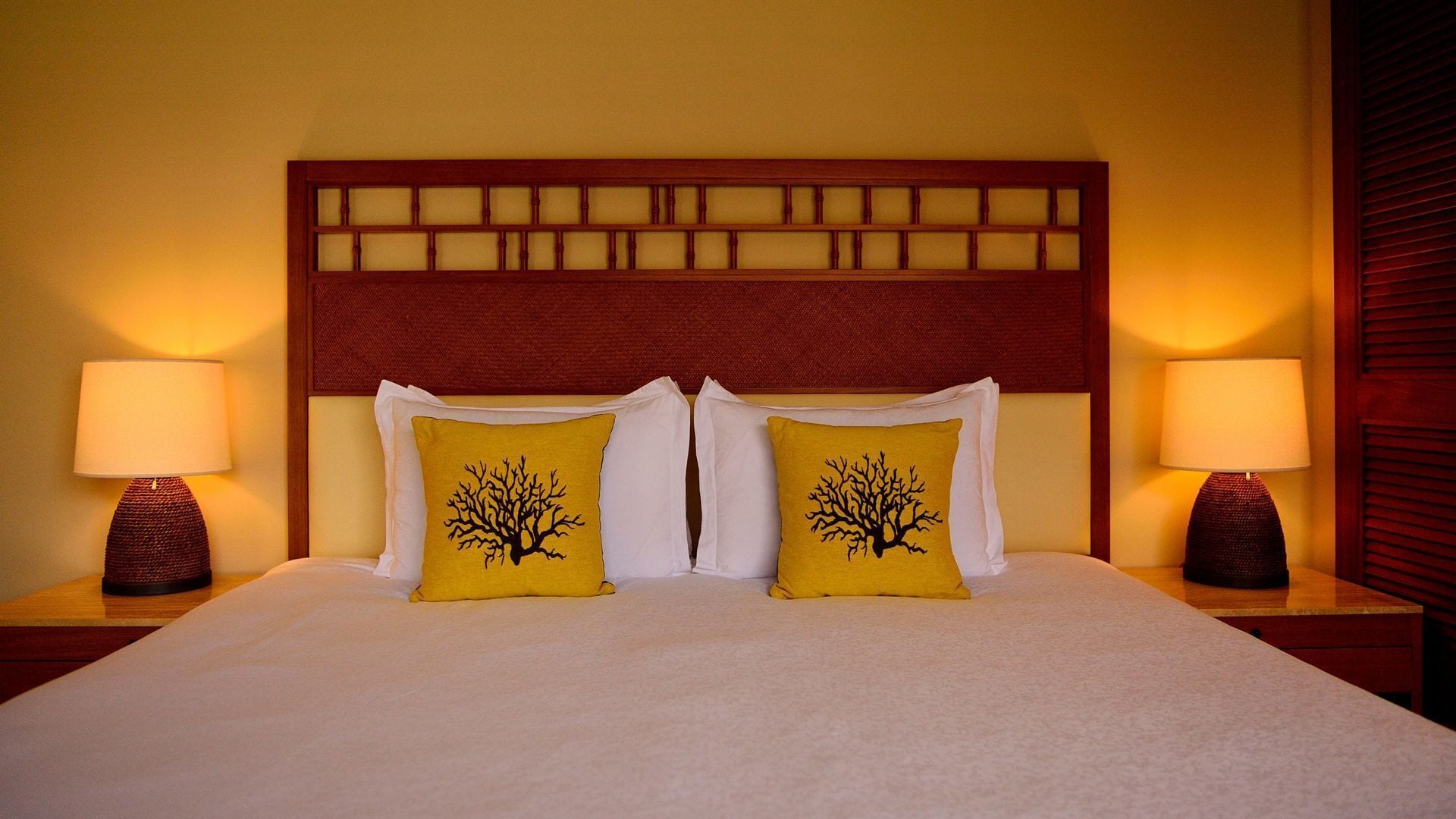 Minibar, värdeförvaringsskåp på rummet och skrivbord