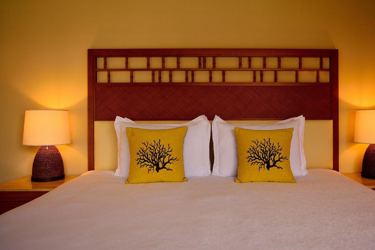 Minibar, in-room safe, desk, iron/ironing board