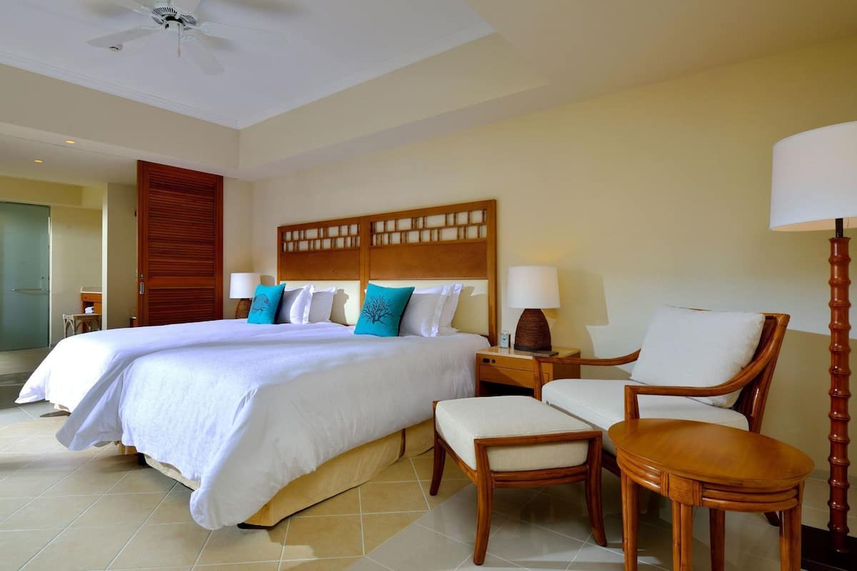 Minibar, in-room safe, desk, iron/ironing board