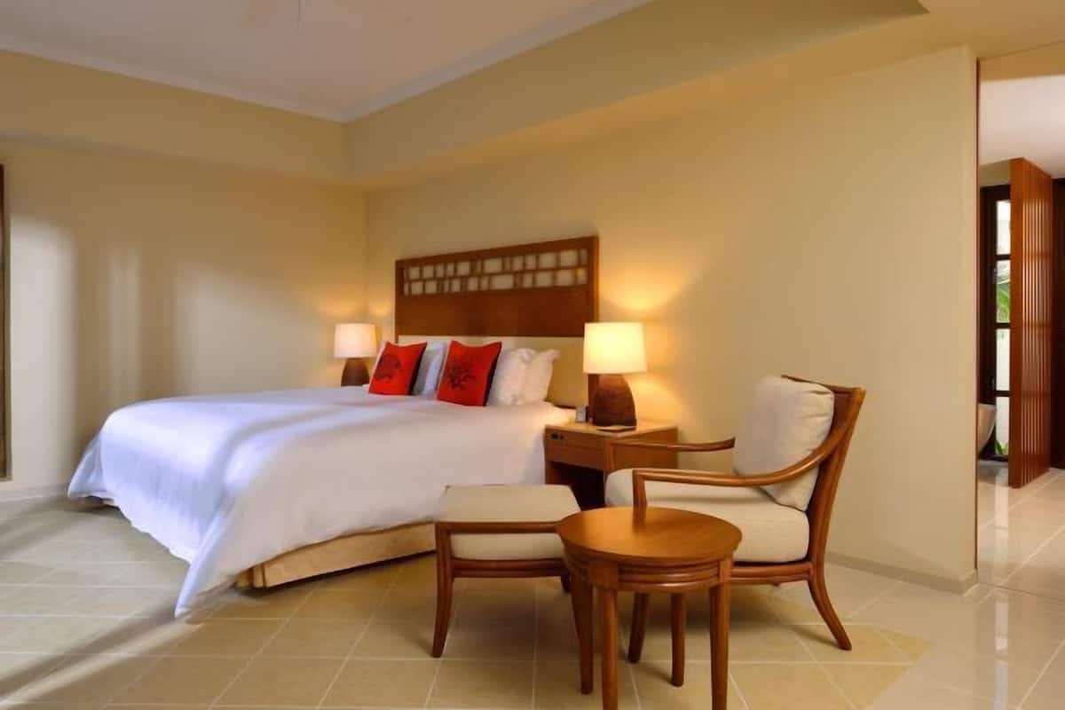 Minibar, in-room safe, desk, iron/ironing board