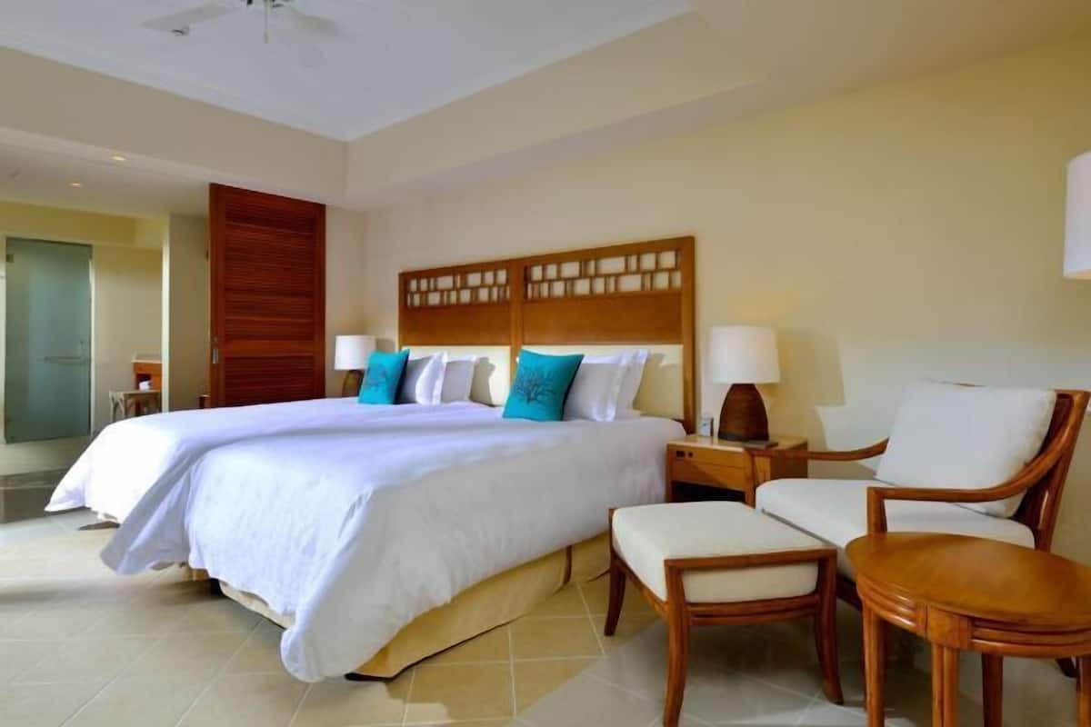 Minibar, in-room safe, desk, iron/ironing board
