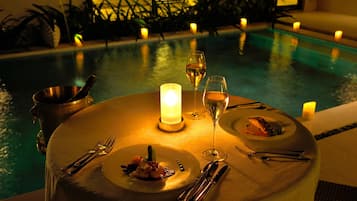 Breakfast and dinner served