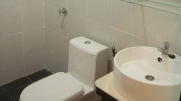 Standard Room | Bathroom | Shower, free toiletries, towels