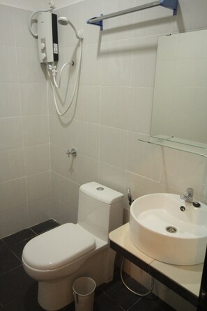 Standard Room | Bathroom | Shower, free toiletries, towels