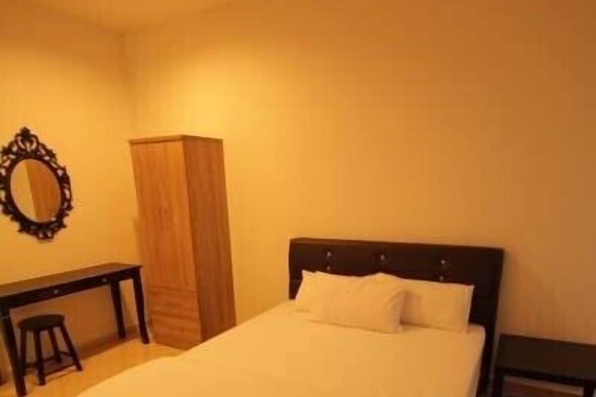 Standard Room | Desk, rollaway beds, free WiFi