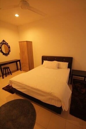 Standard Room | Desk, rollaway beds, free WiFi