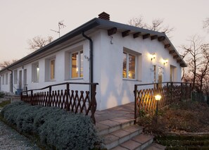 Boendets fasad - kväll/natt