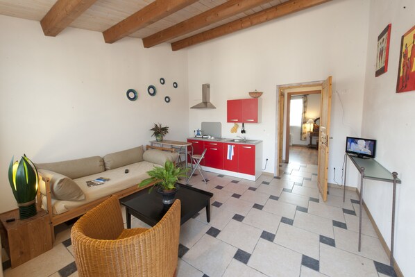 Apartment, 1 Bedroom, Kitchenette | Living area