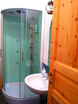 Dusch, duschhuvud med massagefunktion, hårtork och bidé