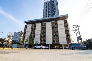 住宿正面 - 傍晚/夜晚