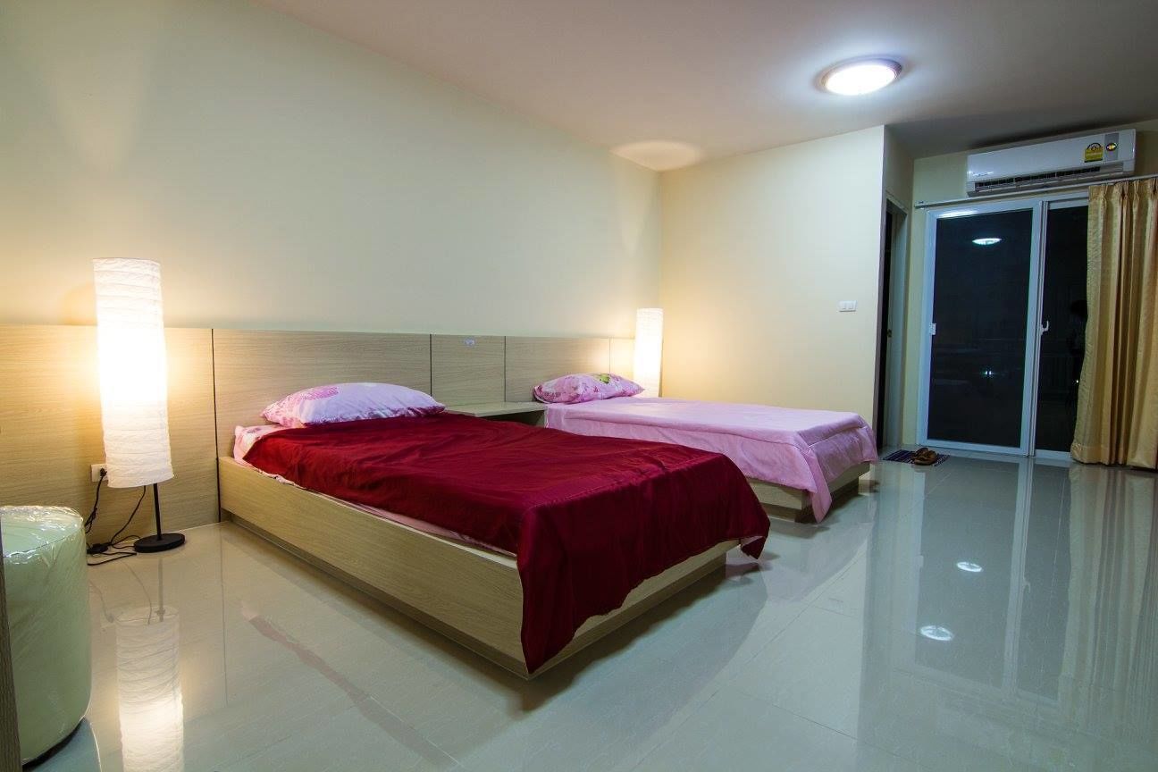 Desk, blackout curtains, free WiFi