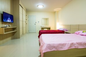 Camera Superior | Una scrivania, tende oscuranti, Wi-Fi gratuito